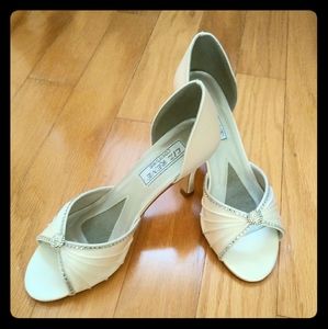 Couture White Dyeable Size 8 Peep Toe…